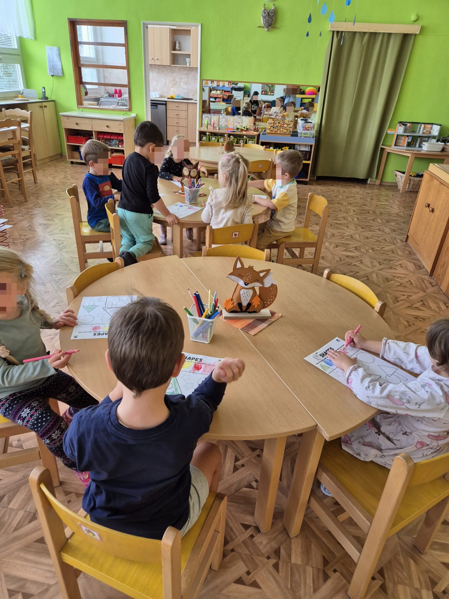 Výuka angličtiny v mateřské škole – děti vyplňují PDF pracovní listy Grow English
