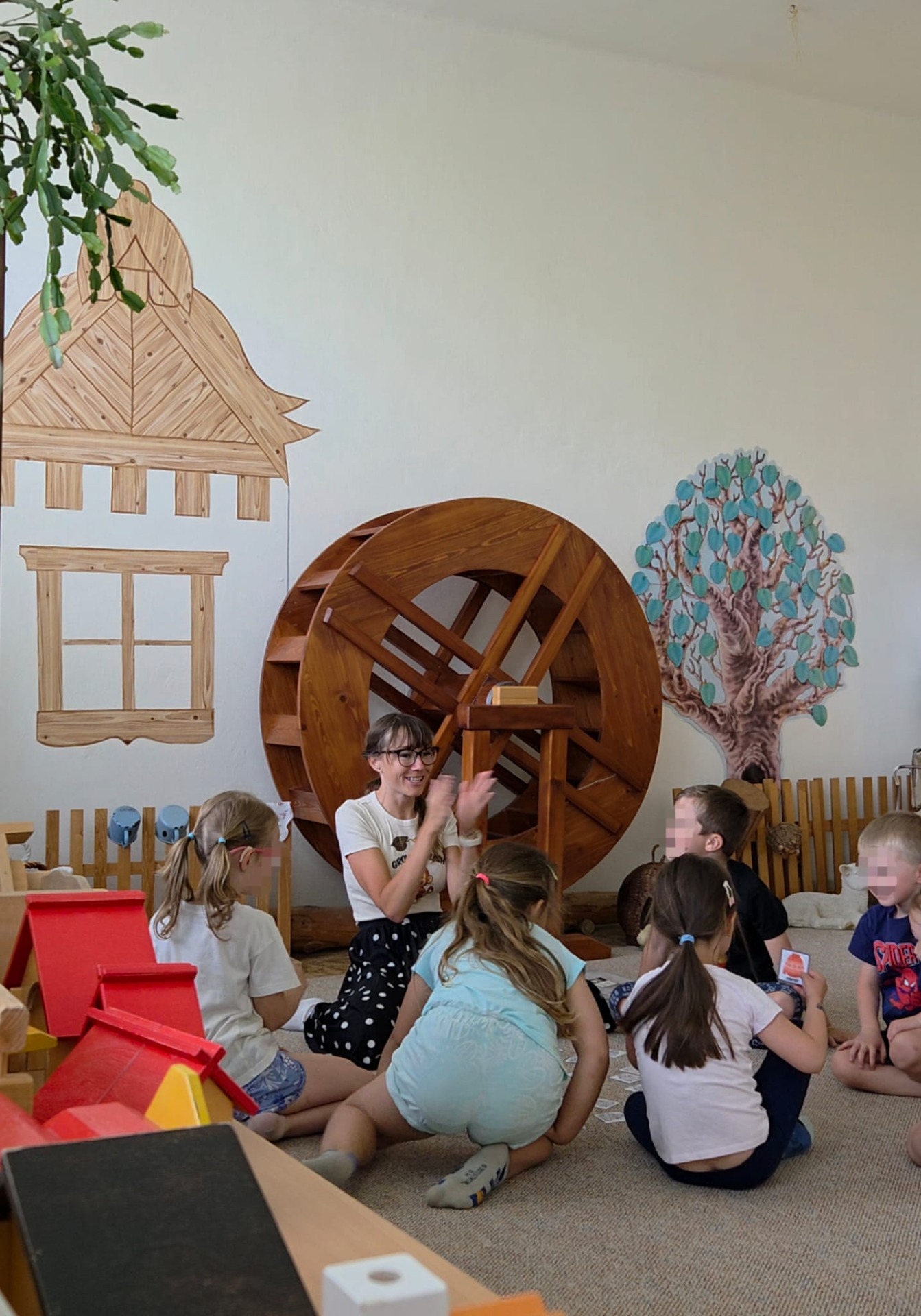 Při metodě TPR (Total Physical Response) děti propojují angličtinu s pohybem, gesty a hrou, díky čemuž si novou slovní zásobu přirozeněji zapamatují.