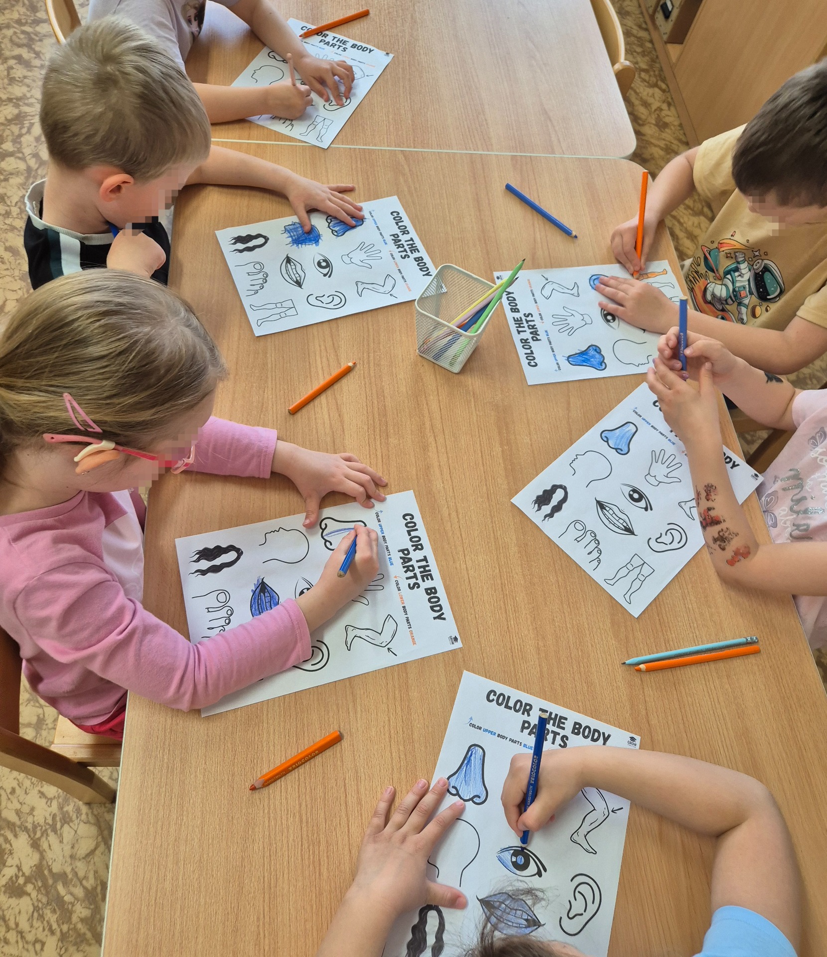Výuka angličtiny pro děti pomocí pracovních listů Body Parts. Děti procvičují části těla v angličtině, barvy, třídění a porozumění pokynům. Pracovní listy vhodné pro mateřské školy, předškoláky, 1. stupeň ZŠ i domácí vzdělávání.