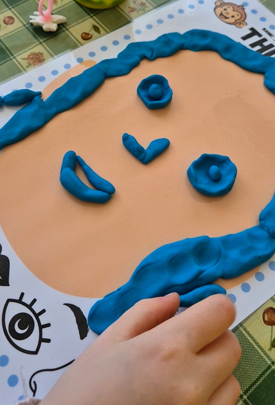 Výuka angličtiny pro děti pomocí aktivity Playdough Face. Dítě modeluje oči, nos, ústa a vlasy z plastelíny a učí se části těla v angličtině. Pracovní list a motorická aktivita vhodná pro mateřské školy, předškoláky, 1. stupeň ZŠ i lektory angličtiny.