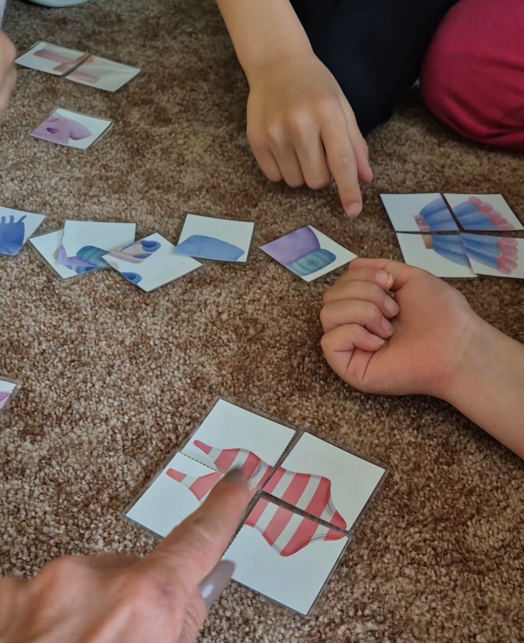 Oblečení v angličtině pro děti – vzdělávací puzzle rozvíjející slovní zásobu, koncentraci a jemnou motoriku