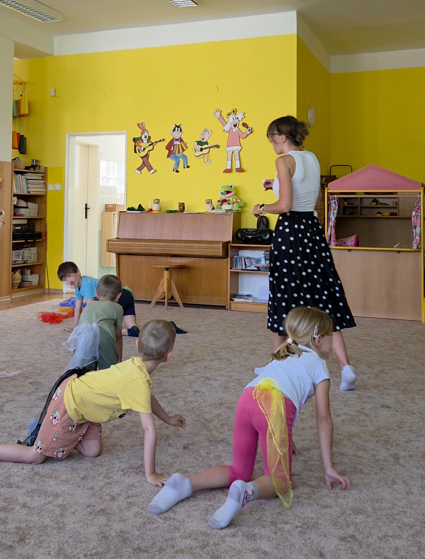 Předškolní děti si během lekce angličtiny osvojují jazyk prostřednictvím pohybu, her a jednoduchých anglických pokynů. Důležitá je radost z angličtiny a přirozené zapojení do aktivit.