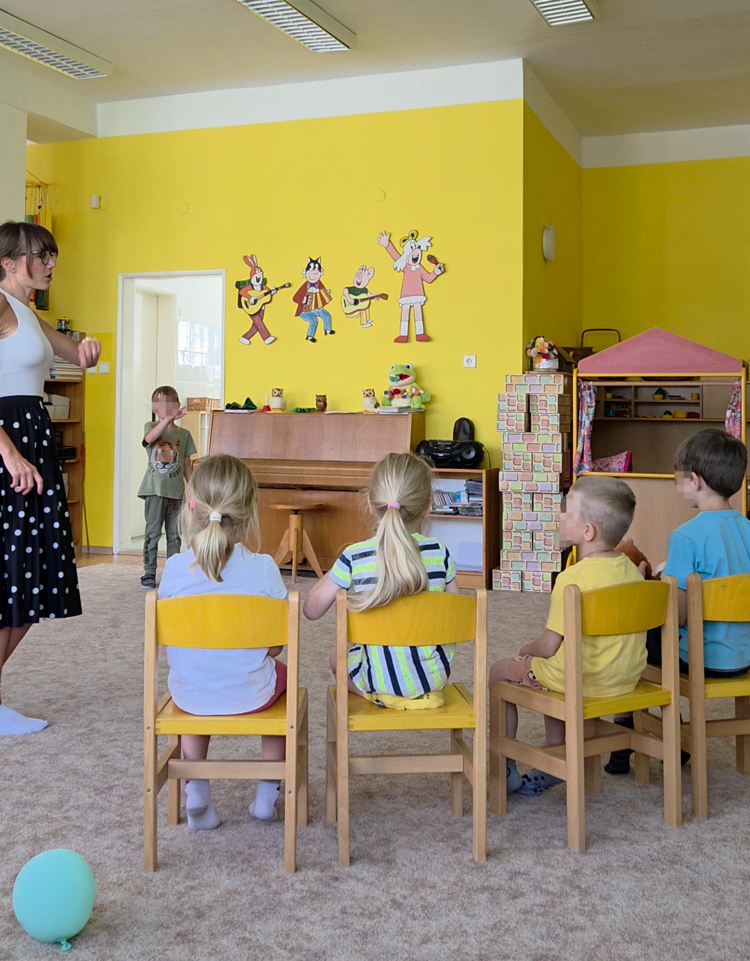 Výuka angličtiny pro děti v mateřské škole založená na poslechu a porozumění. Děti se seznamují s angličtinou přirozeně prostřednictvím her, pohybu, písniček a opakovaných jazykových aktivit.
