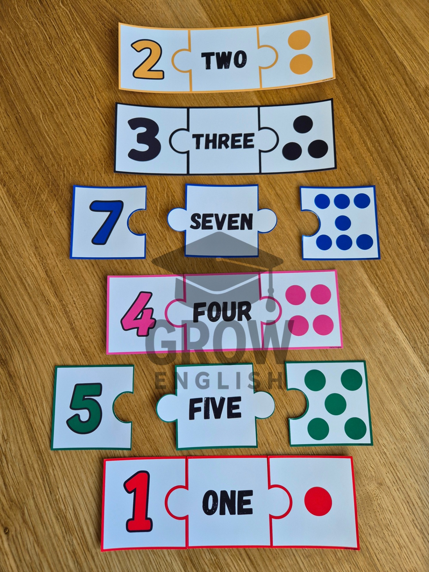 Puzzle anglických čísel spojuje číslici, anglické slovo a odpovídající množství.