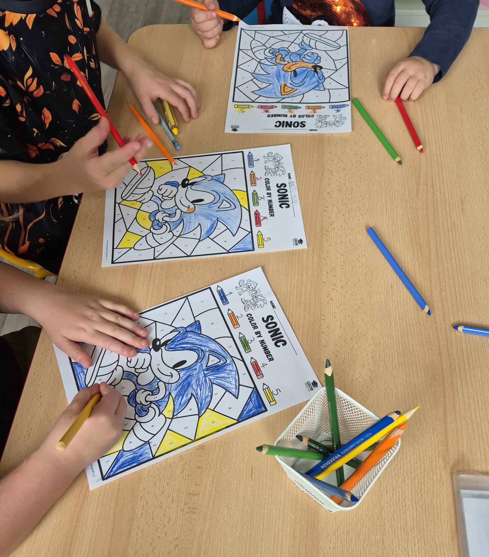 Děti procvičují anglická čísla a barvy s pracovním listem Sonic Colour by Number – GROW English.