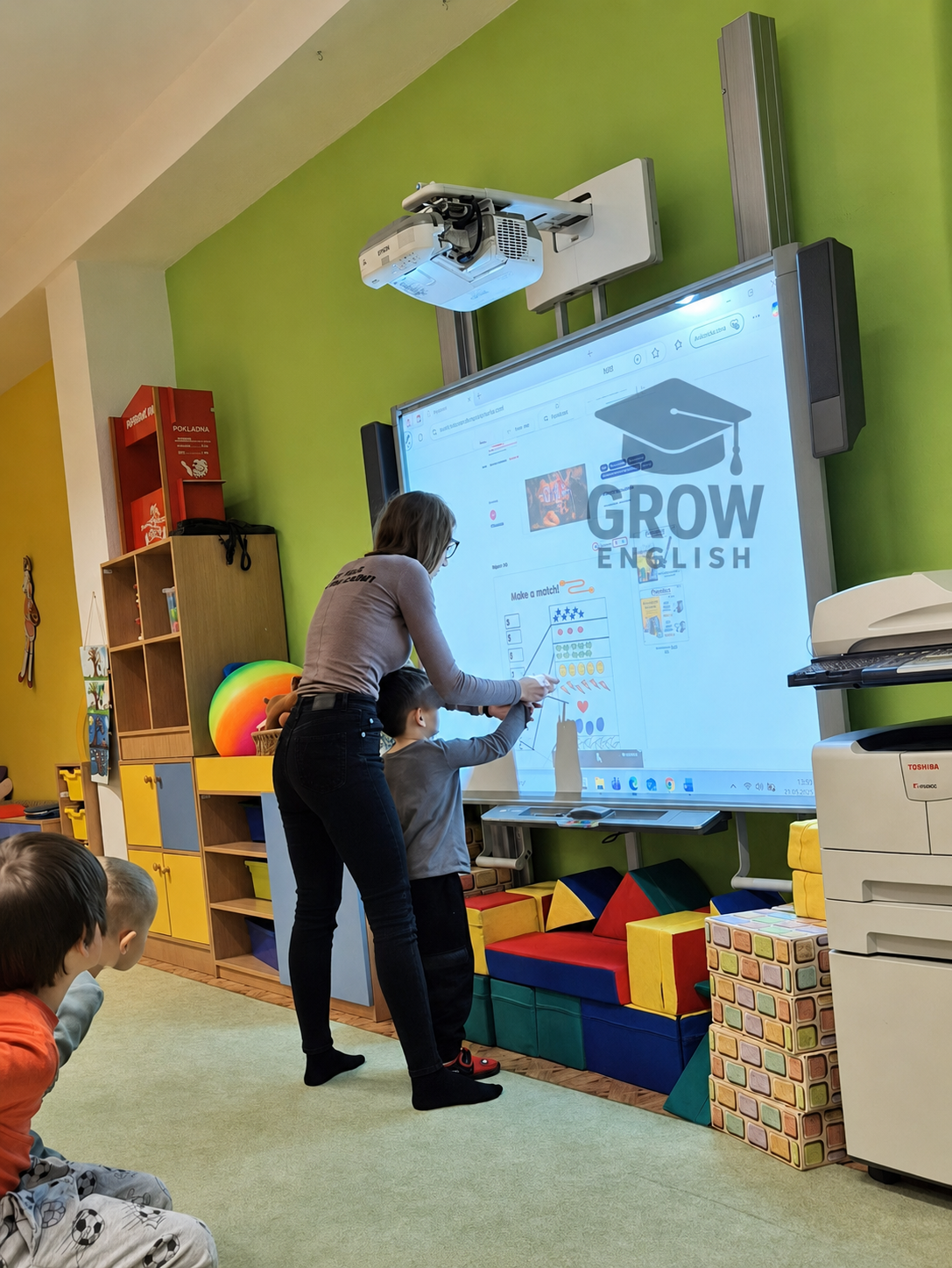 Dítě procvičuje anglická čísla na interaktivní tabuli během výuky GROW English.