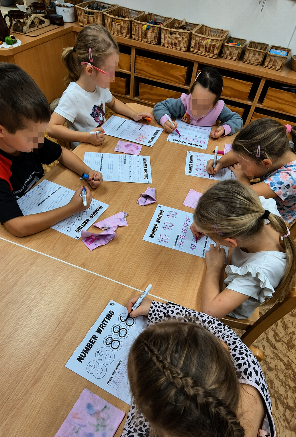 Děti procvičují psaní anglických čísel od 0 do 10 na pracovních listech GROW English.