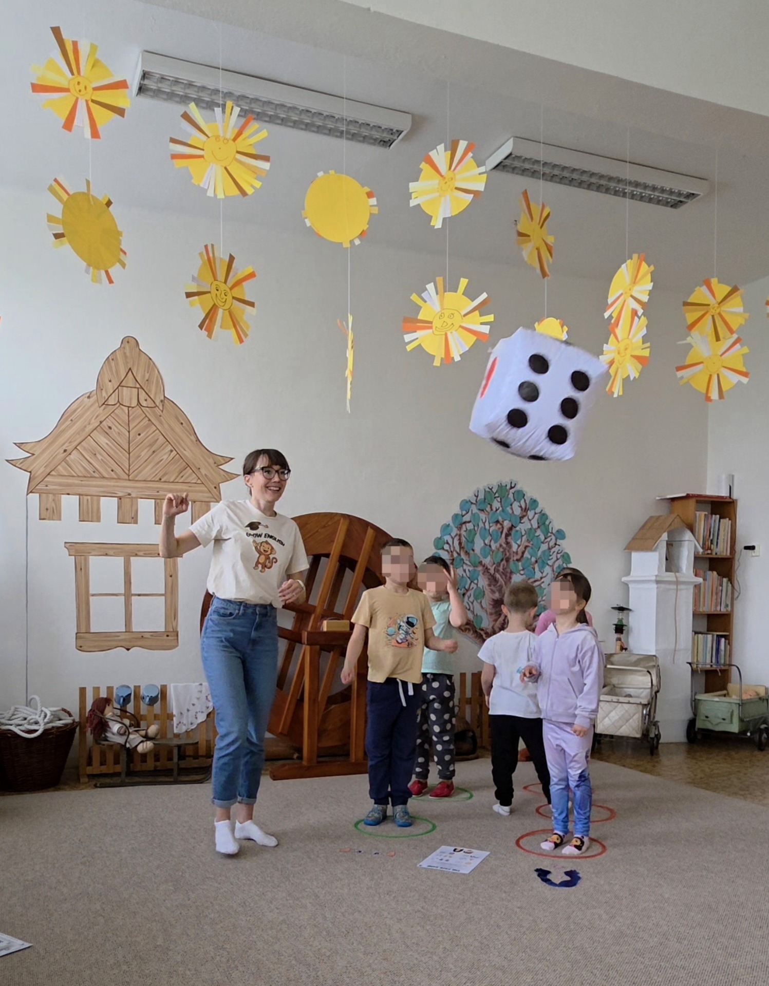 Děti při pohybové hře během výuky angličtiny na lekci GROW English